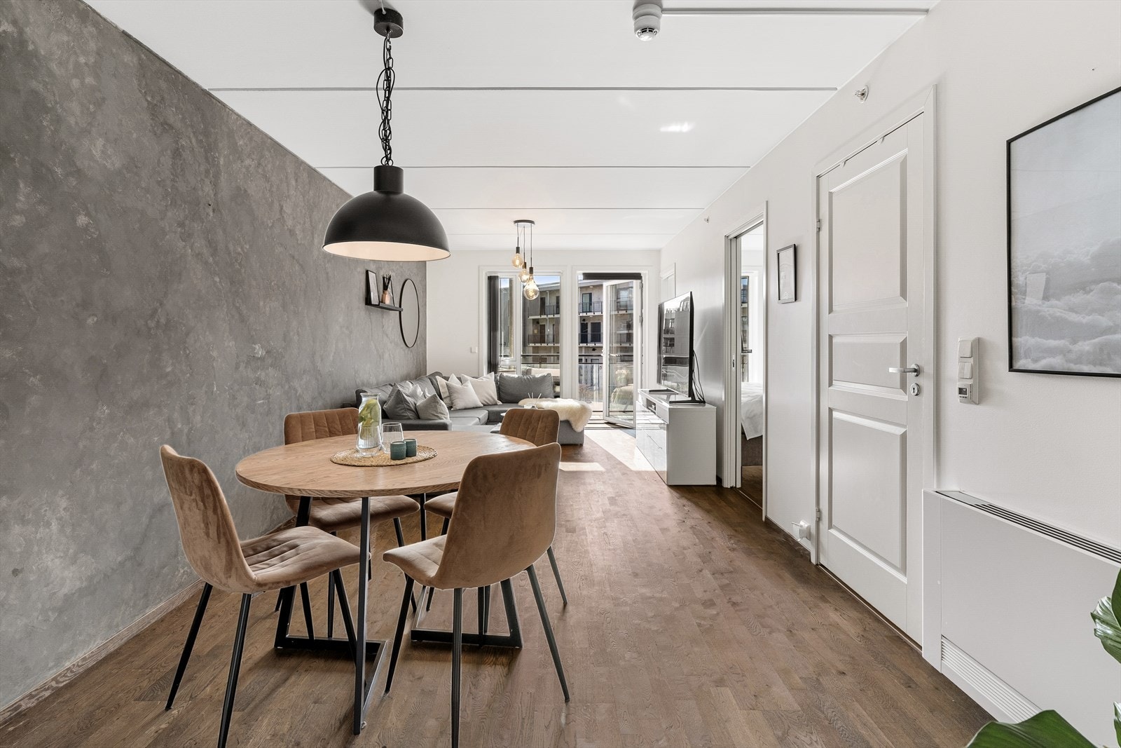 Den åpne løsningen byr på ulike soner for matlaging, nyte måltider og slappe av i sofagruppe. Galleribilde