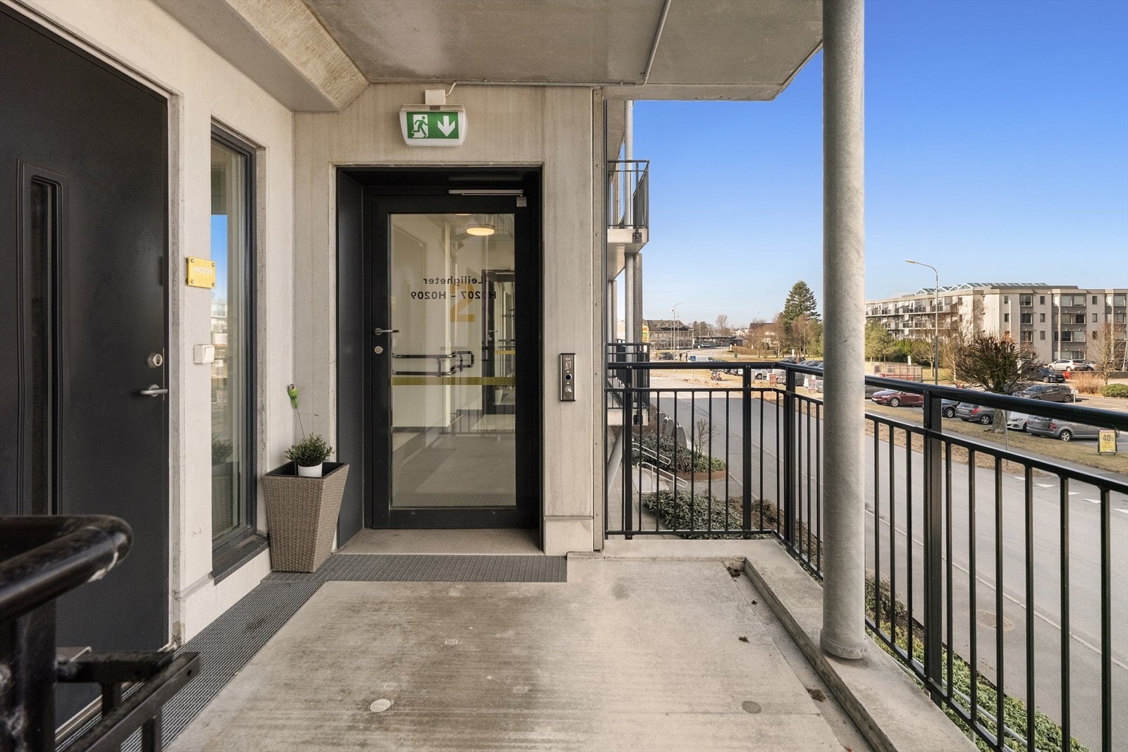 Utvendig inngangsparti er overbygget, slik at man enkelt kan bevege seg tørrskodd ned til garasjeanlegget. Galleribilde