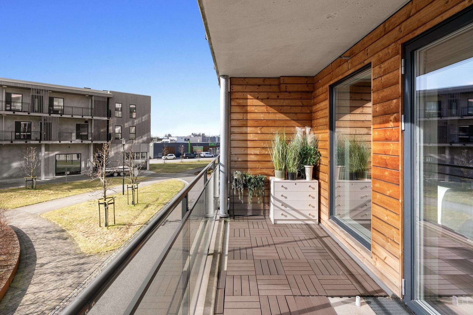 Balkongen byr på god plass til sittegruppe, beplantning og grill. Galleribilde