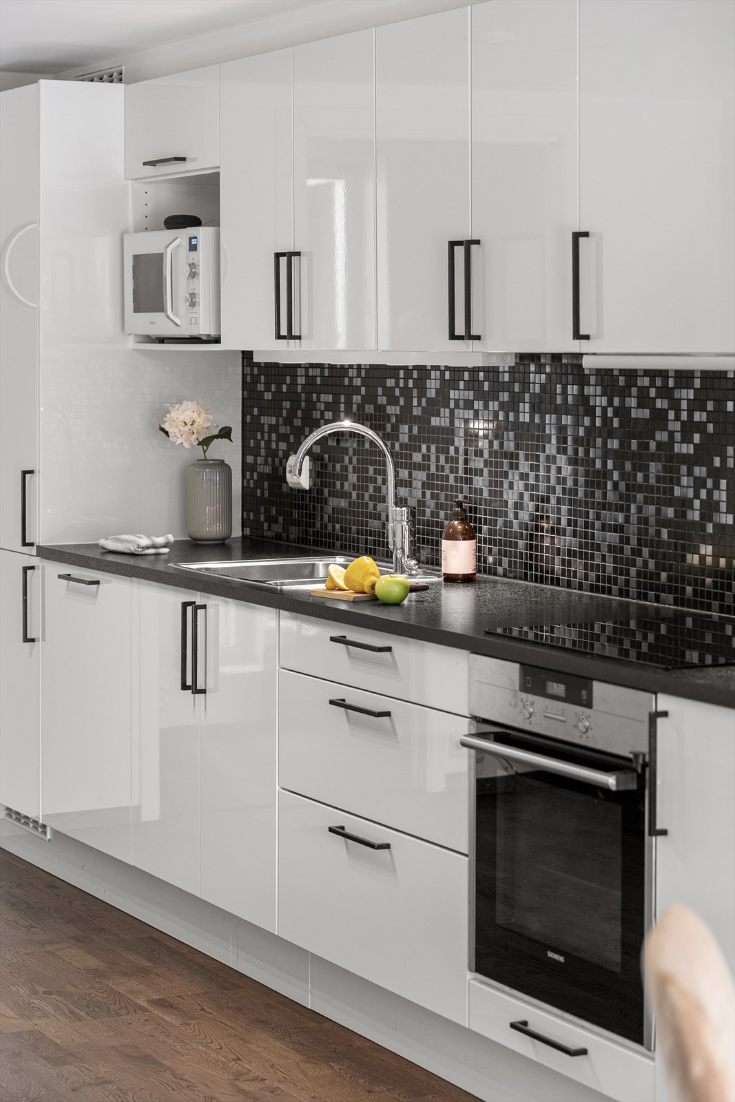 Kjøkkenet tilbyr god oppbevaringsplass som gjør ting litt enklere i en hektisk hverdag. Galleribilde