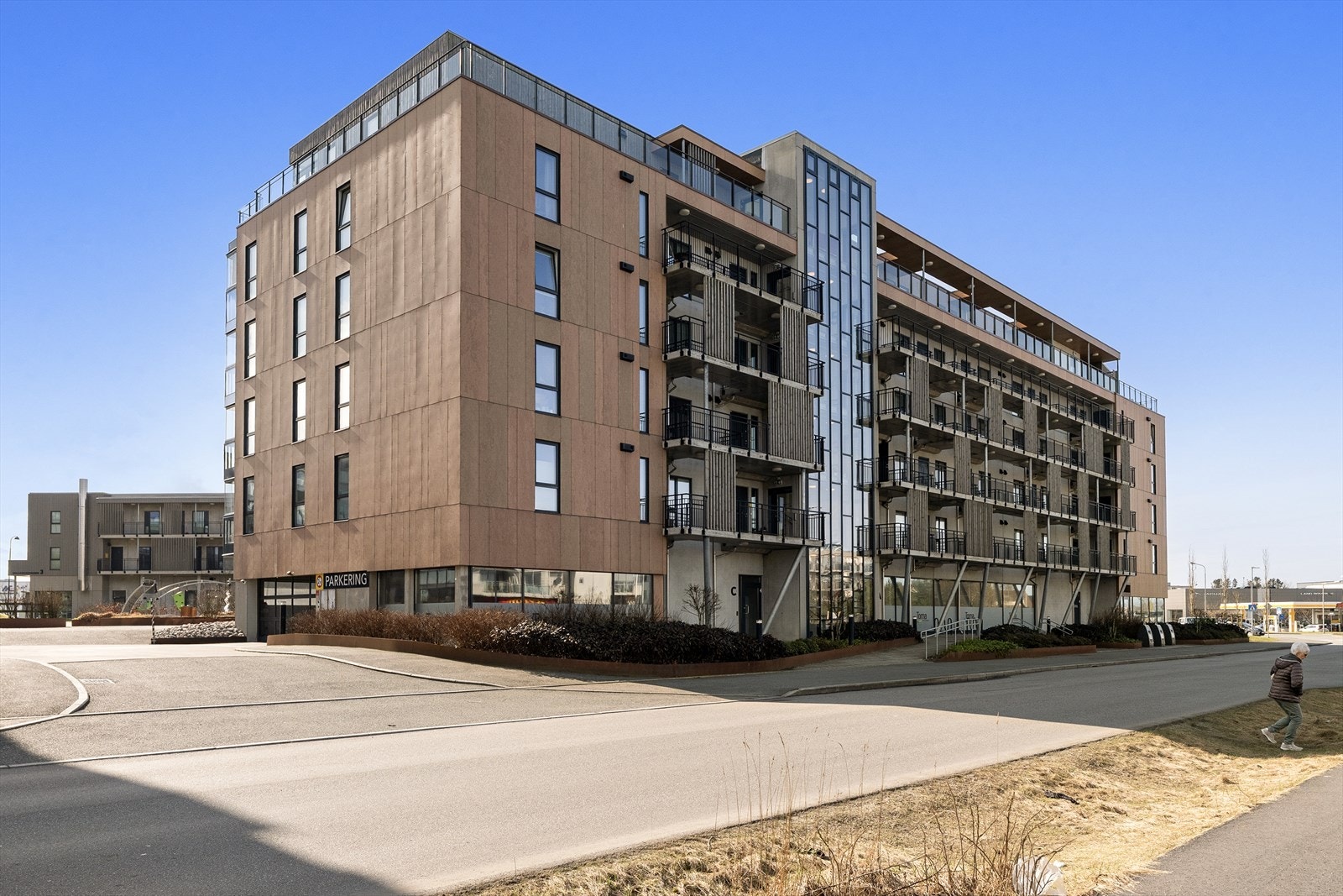 Sola sentrum byr på et variert utvalg av butikker, dagligvare, vinmonopol, spisesteder, samt en rekke tjenester som bank, diverse helsetilbud og bibliotek. Galleribilde