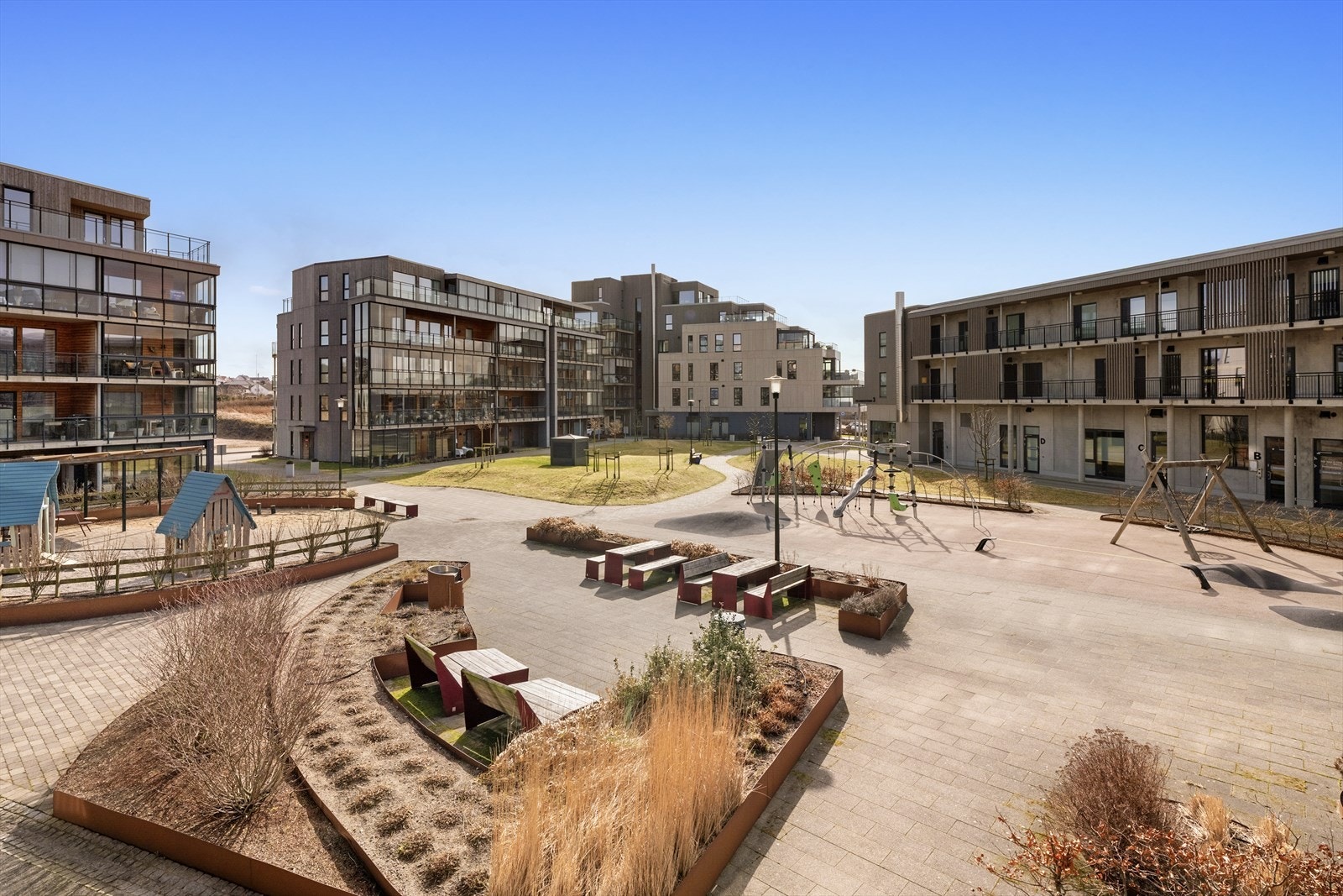 Fra leiligheten har man utsikt ut mot velholdt og velstelt fellesareal. Galleribilde