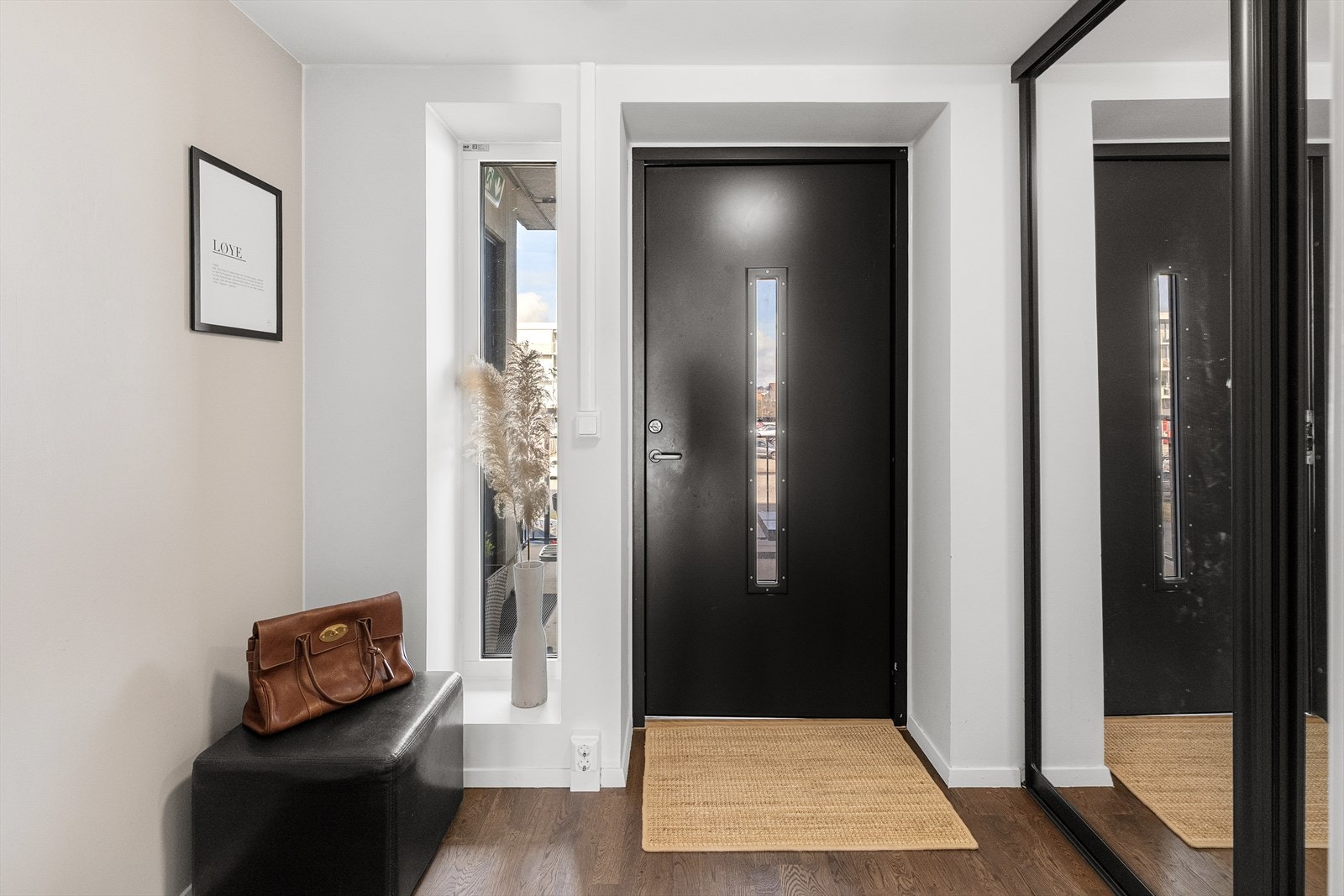 Leiligheten ønsker deg velkommen med en luftig og lys entré, med gode muligheter for å oppbevare sko og henge fra seg yttertøy i den romslige skyvedørsgarderoben. Galleribilde