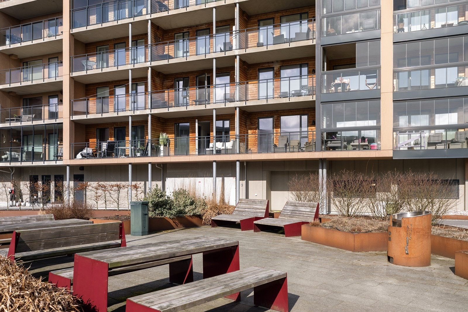 Sameiet har flotte fellesareal med sittegrupper, grill, ulik beplanting og lekeplasser. Galleribilde