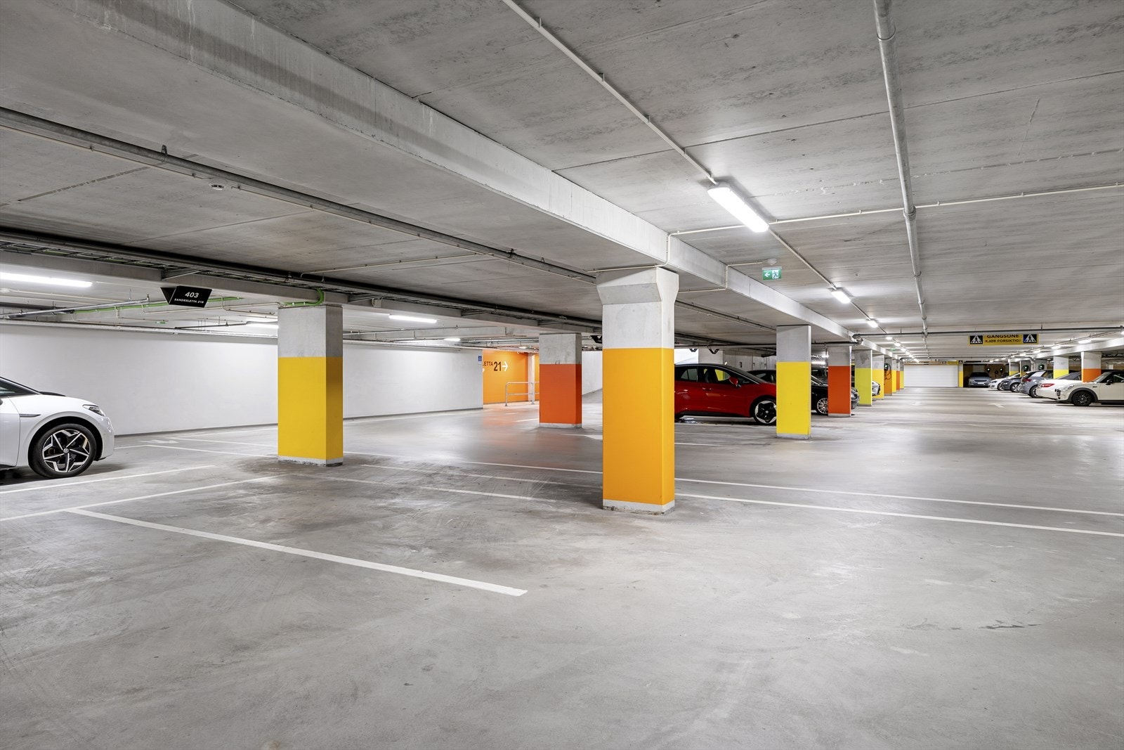 Det medfølger fast parkeringsplass i lukket garasjeanlegg. Mulighet for å installere elbillader. Galleribilde