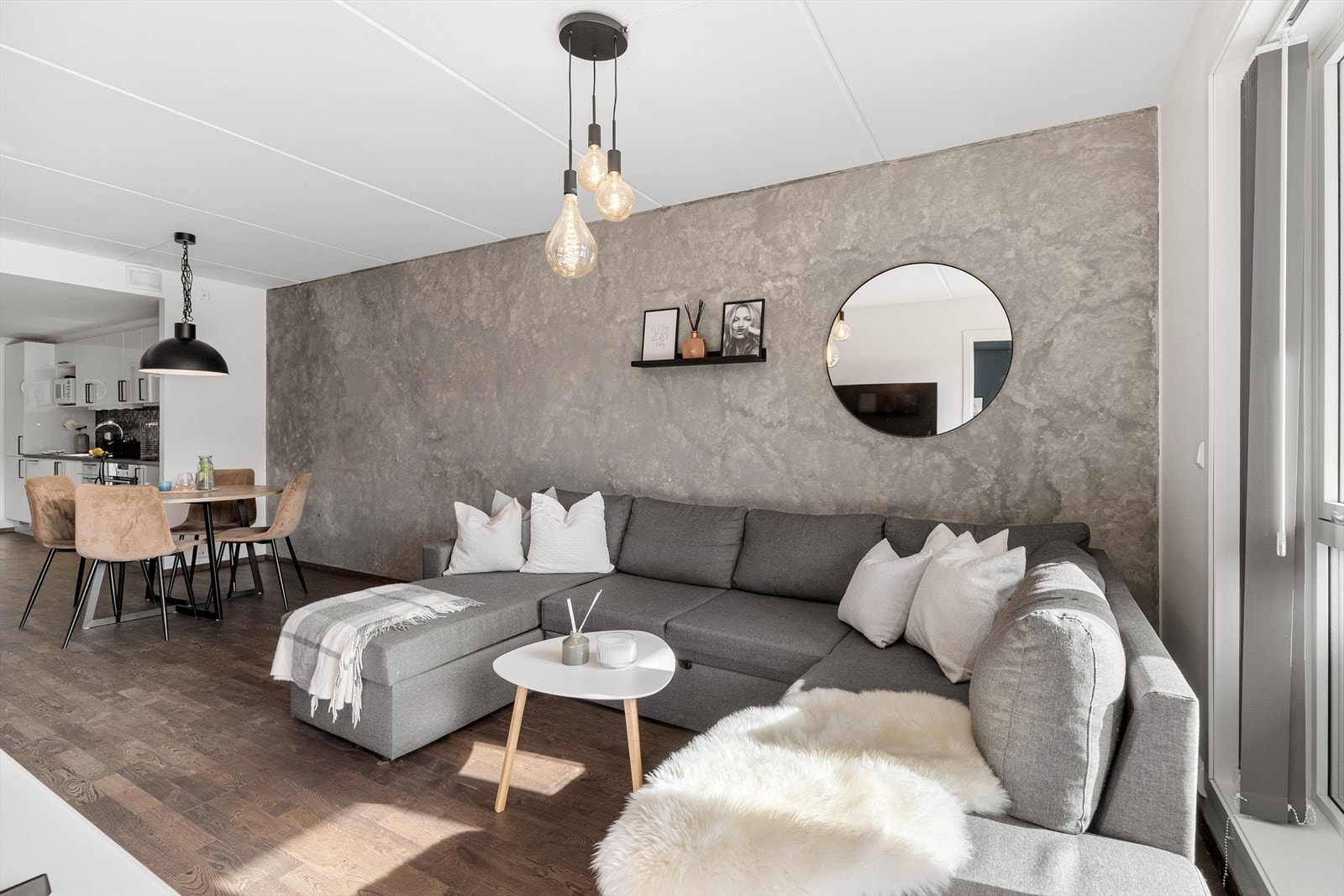 Leiligheten har gjennomgående parkett på gulv. Galleribilde