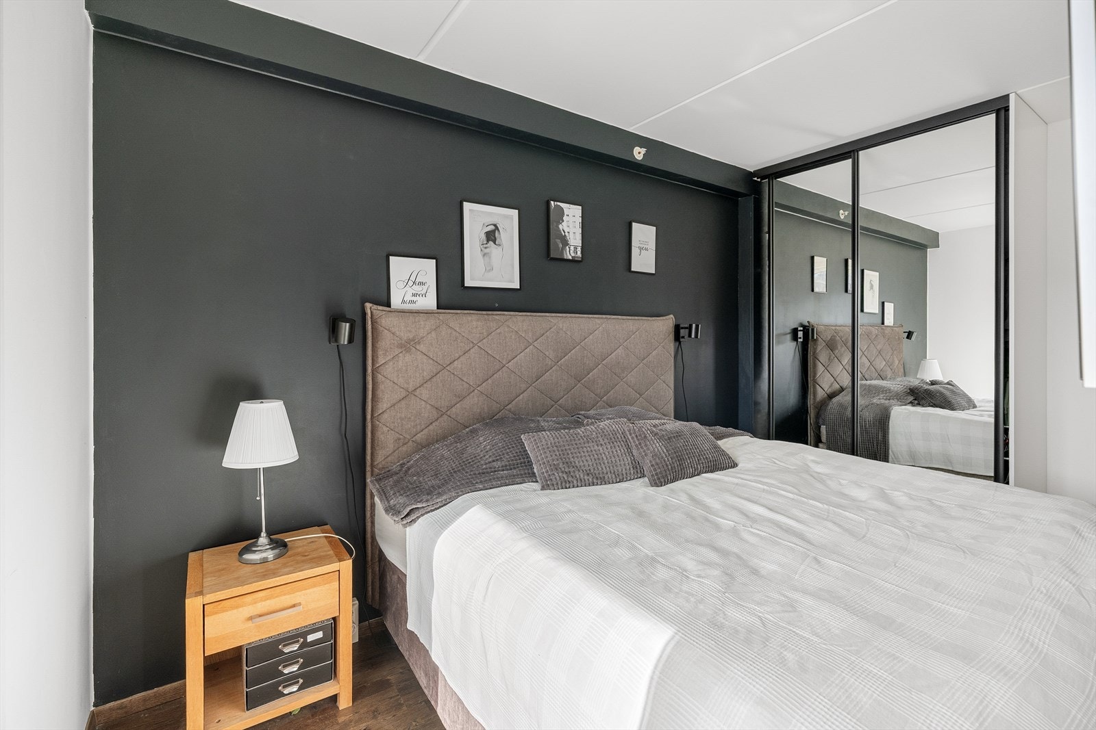 Soverommet har plass til dobbeltseng, nattbord og har romslig garderobeskap. Galleribilde