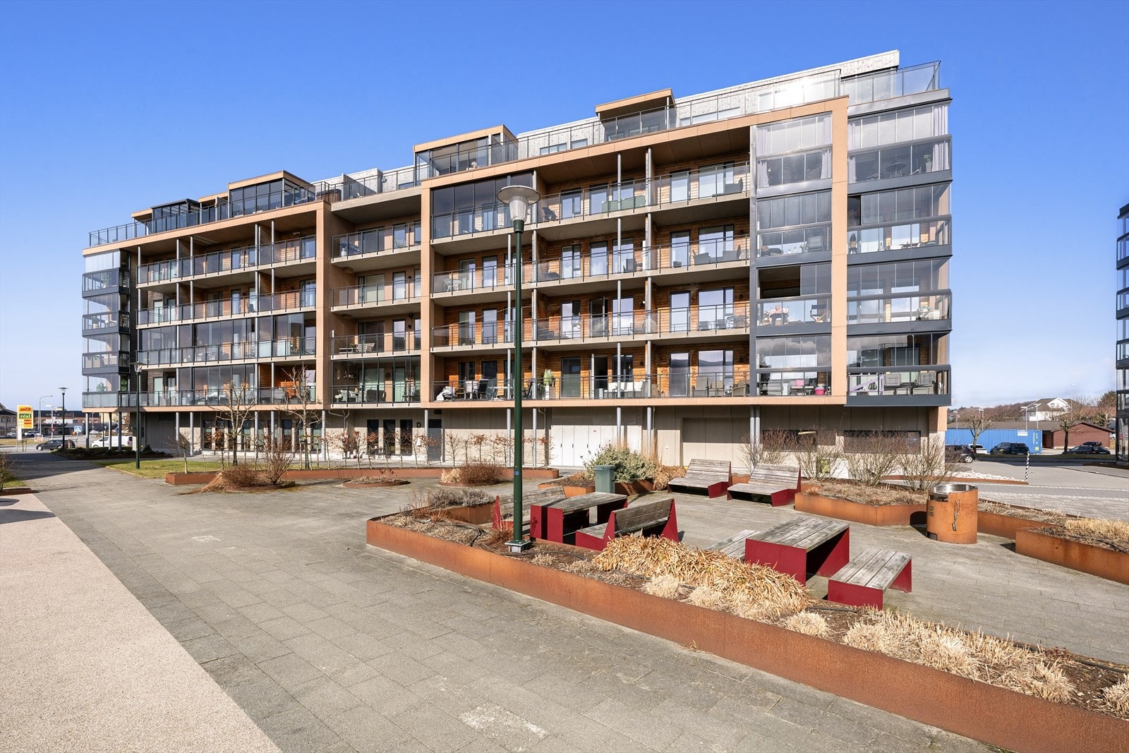 Velkommen til Sandesletta 21B! En nyere og moderne 2-roms leilighet med en attraktiv og sentral beliggenhet i Sola sentrum. Galleribilde