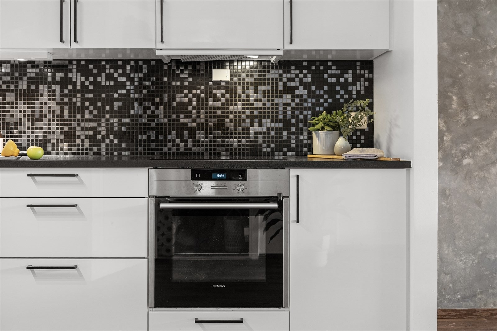 Videre er kjøkkenet utstyrt med integrerte hvitevarer som stekeovn, platetopp, oppvaskmaskin og kjøleskap. Galleribilde