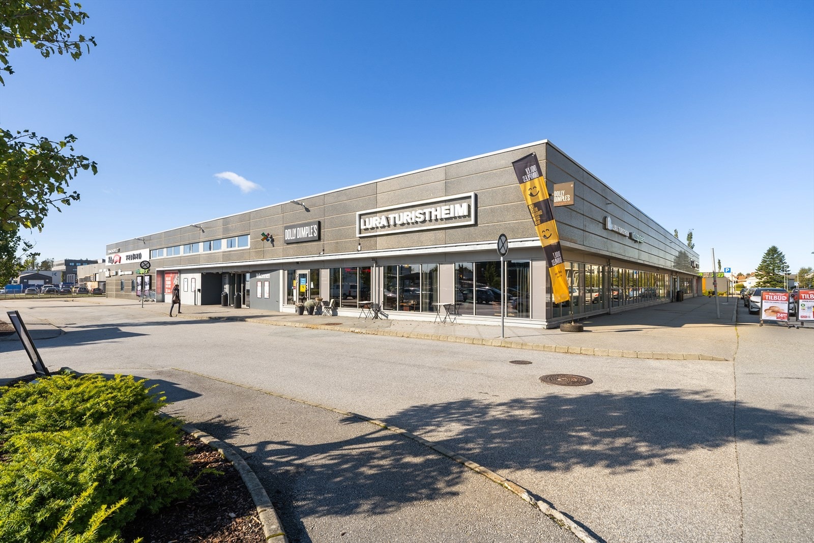 Meny, apotek, vinmonopolet og flere spisesplasser finner man like over gaten. Galleribilde