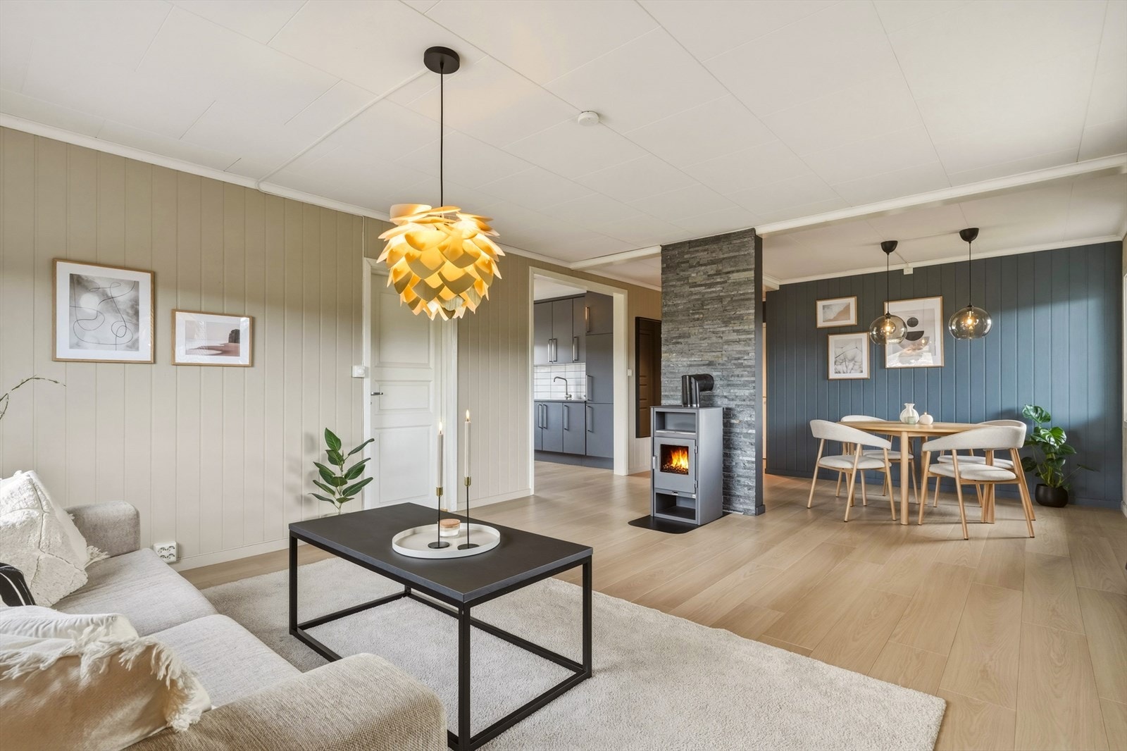 Spisestue med nærhet til kjøkkenet. Dette kan evt. bli soverom om ønskelig. Galleribilde