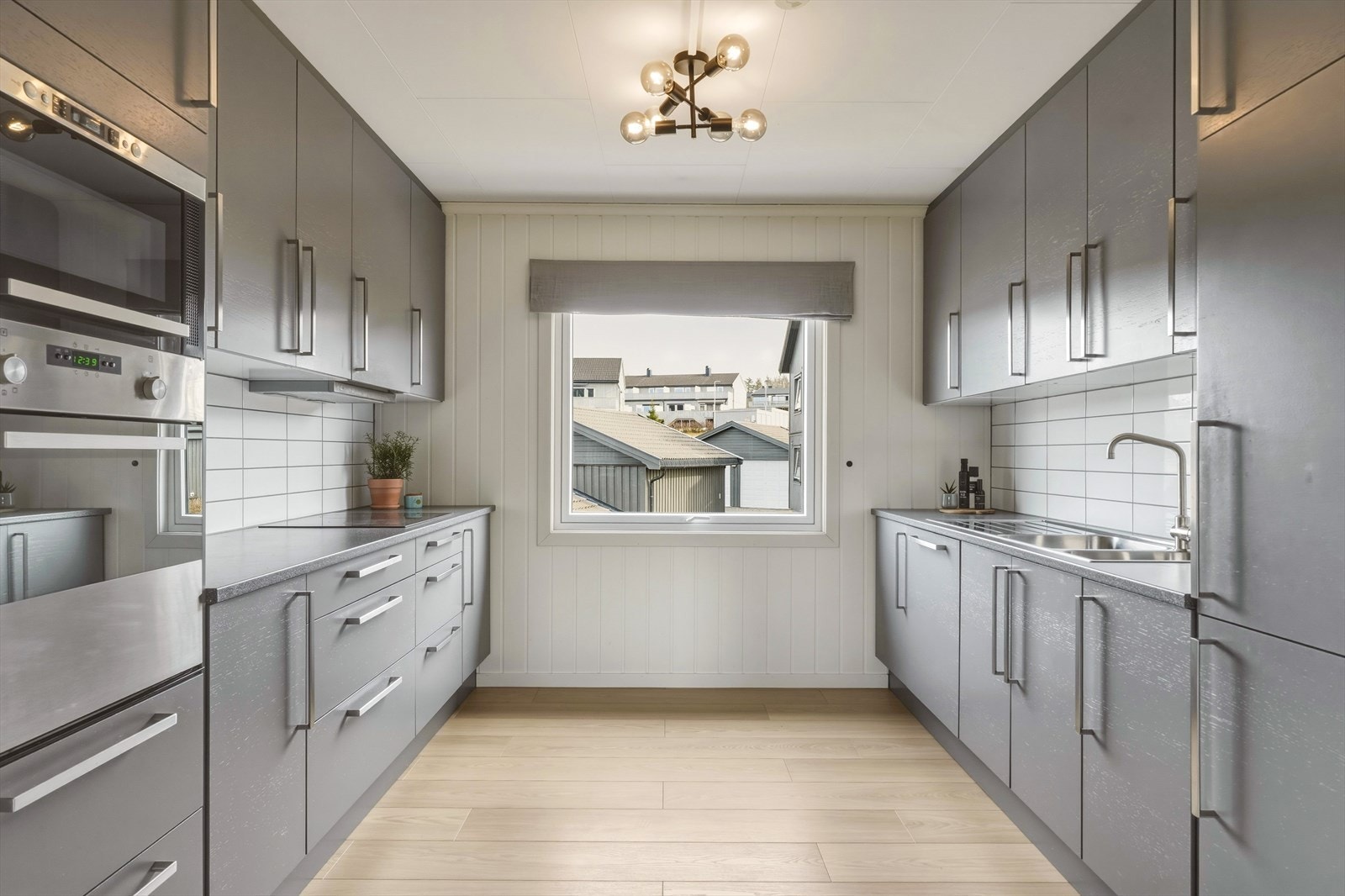 Pent og innholdsrikt kjøkken med integrerte hvitevarer. Godt med skap- og benkeplass. Galleribilde