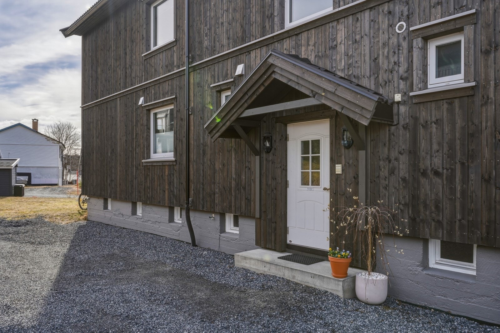 Takoverbygd inngangsparti. Gruset gårdsplass. Galleribilde