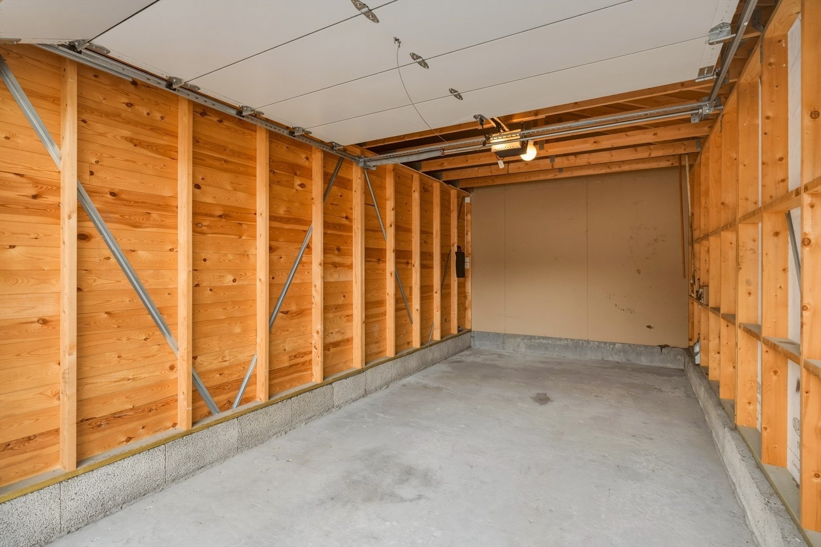 Innvendig i garasjen. Galleribilde