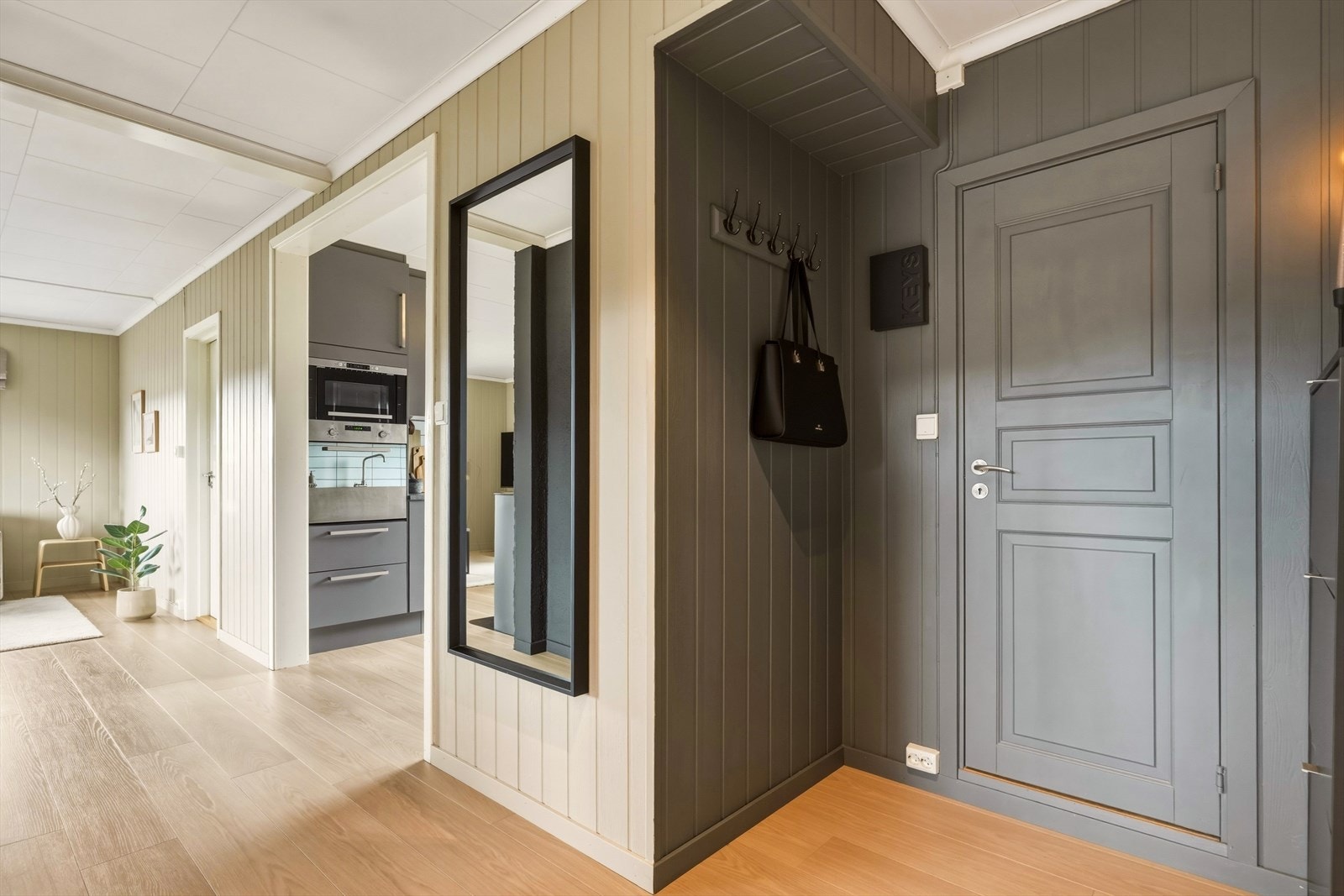 Velkommen inn! Moderne fargevalg og nyere pent gulv. Galleribilde