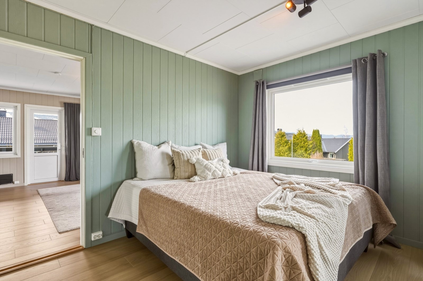 På hovedsoverommet er det god plass til dobbeltseng og godt med garderobeplass. Galleribilde