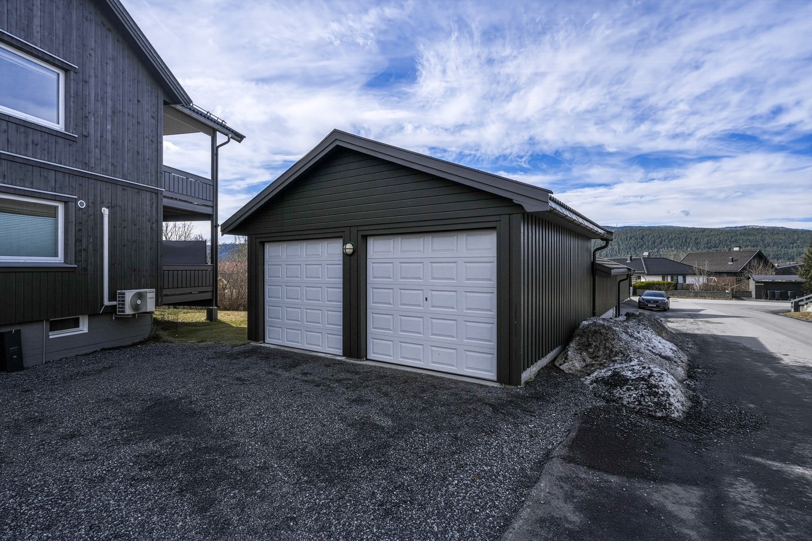 Garasjeplass til høyre i bildet følger leiligheten. Galleribilde