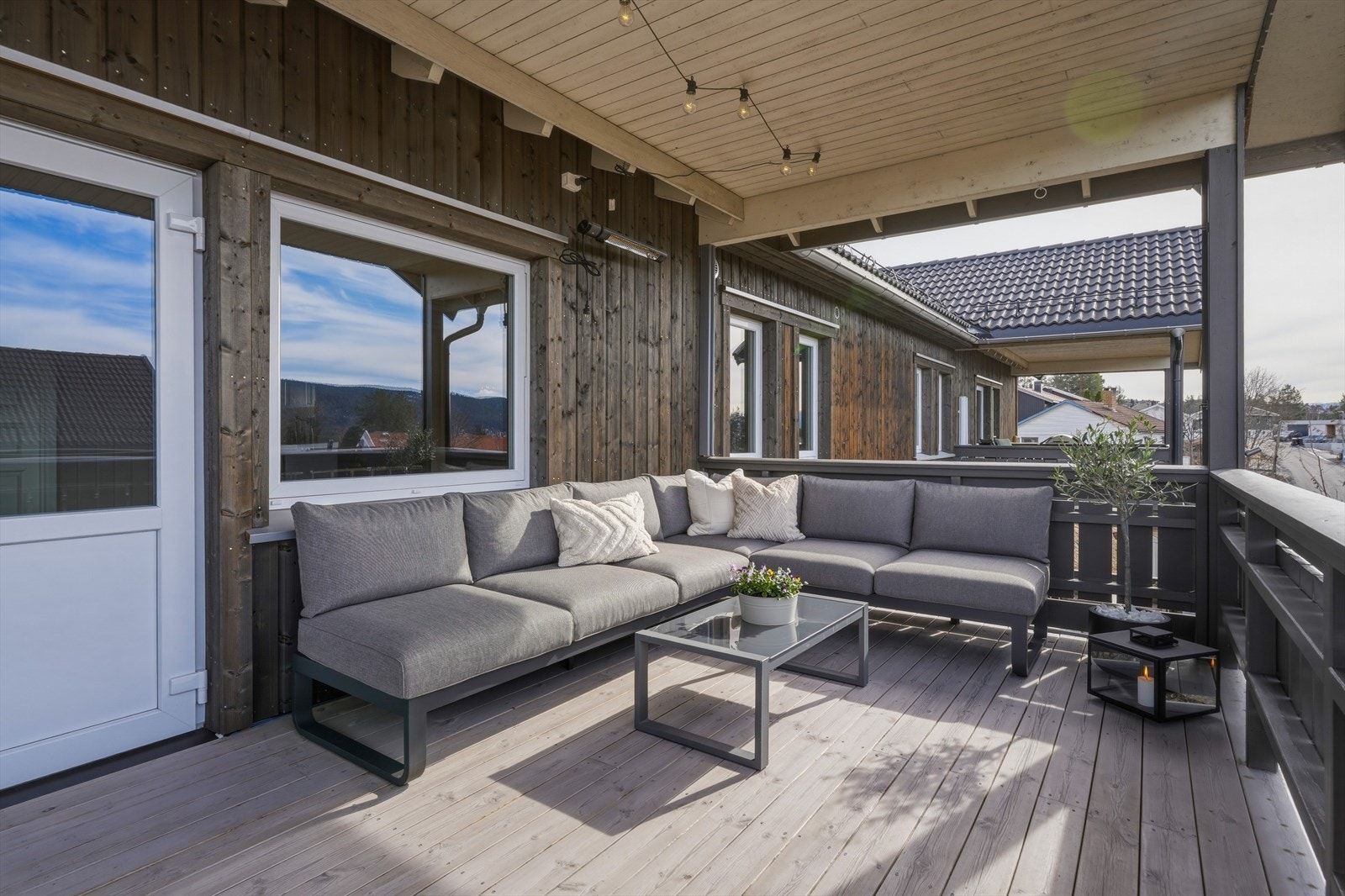 På balkongen er det god plass til utemøbler. Usjenert og fin plass. Galleribilde