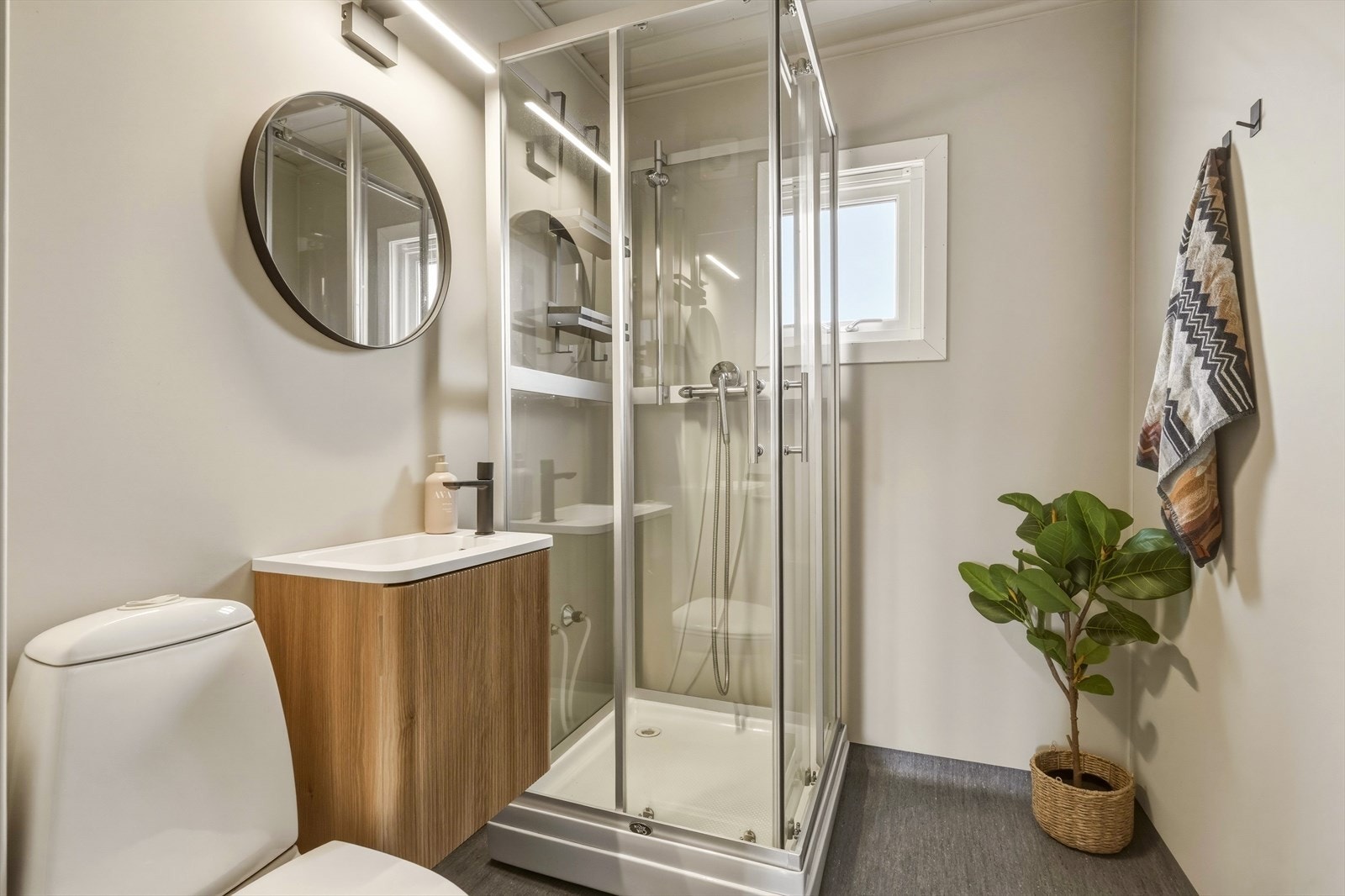 Badet har dusjkabinett, nyere innredning med heldekkende vask og toalett. Galleribilde