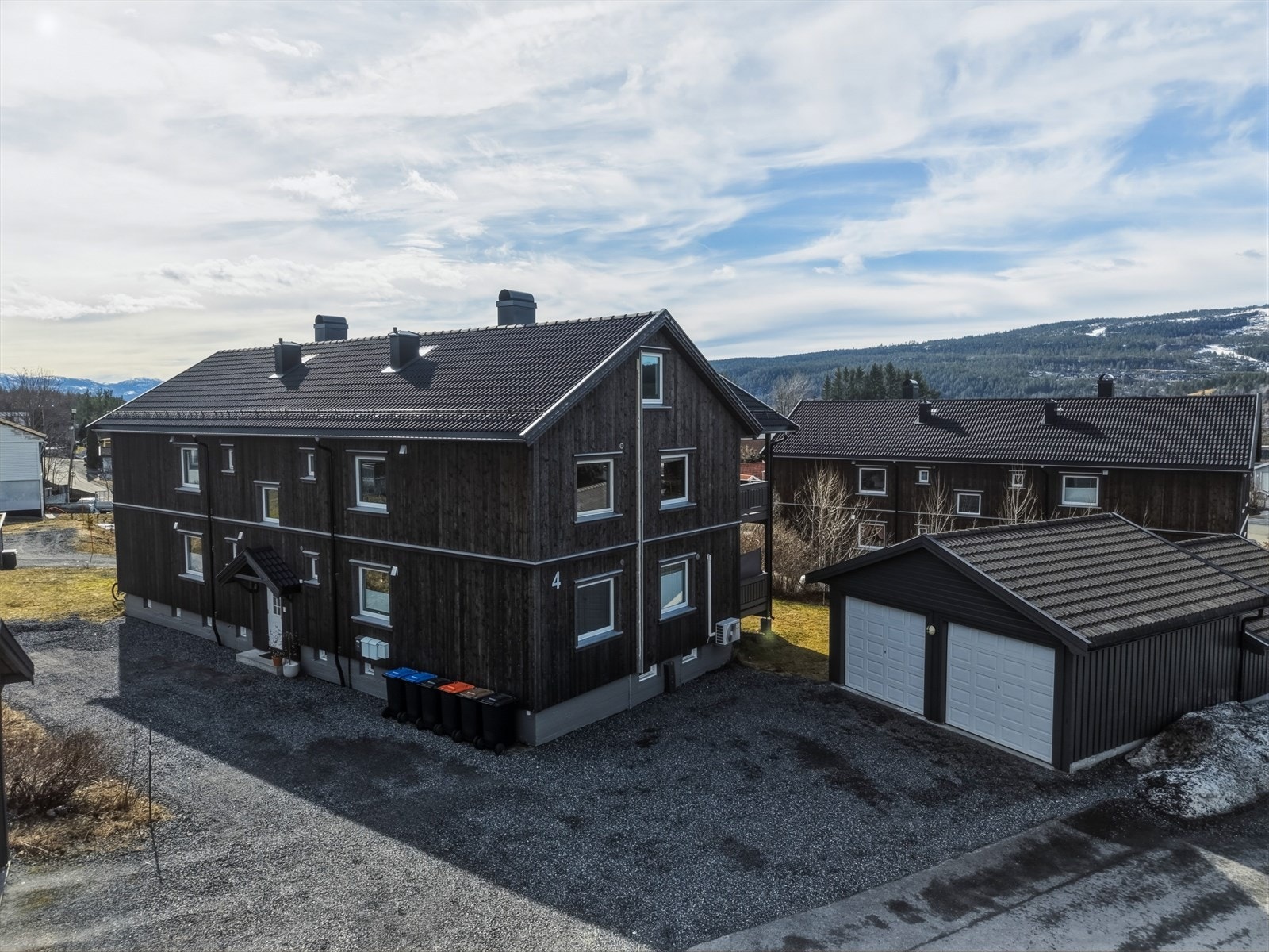 Takoverbygd inngangsparti og egen garasjeplass. Galleribilde