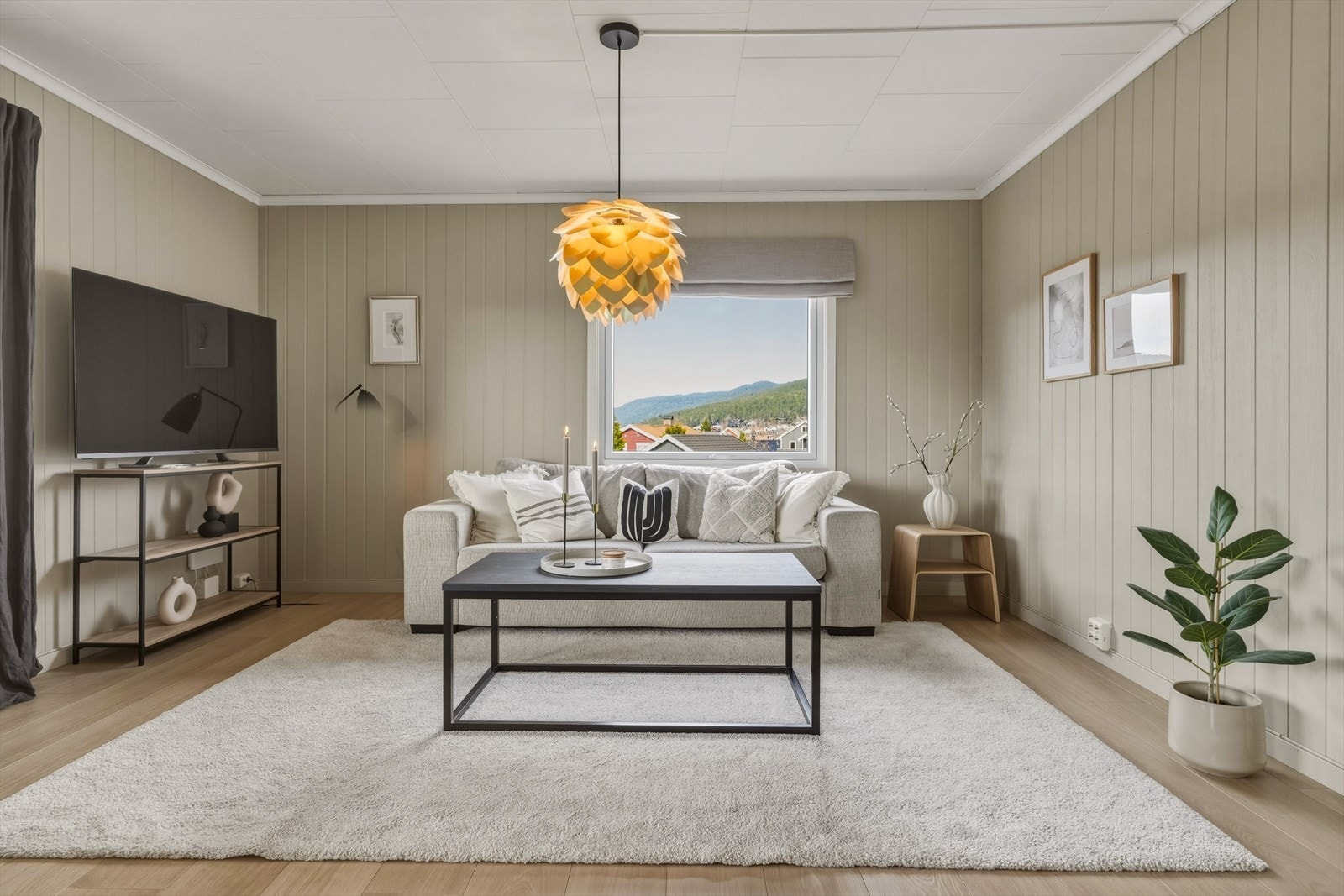 I stuedelen er det god plass til romslig sofa- og TV-møbler. Galleribilde