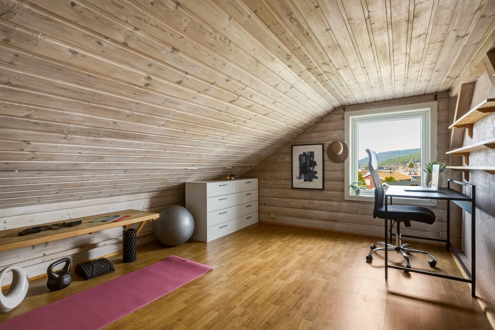 På loftet er det etablert hjemmekontor. Dette arealet er ikke målbart grunnet lav takhøyde. Galleribilde