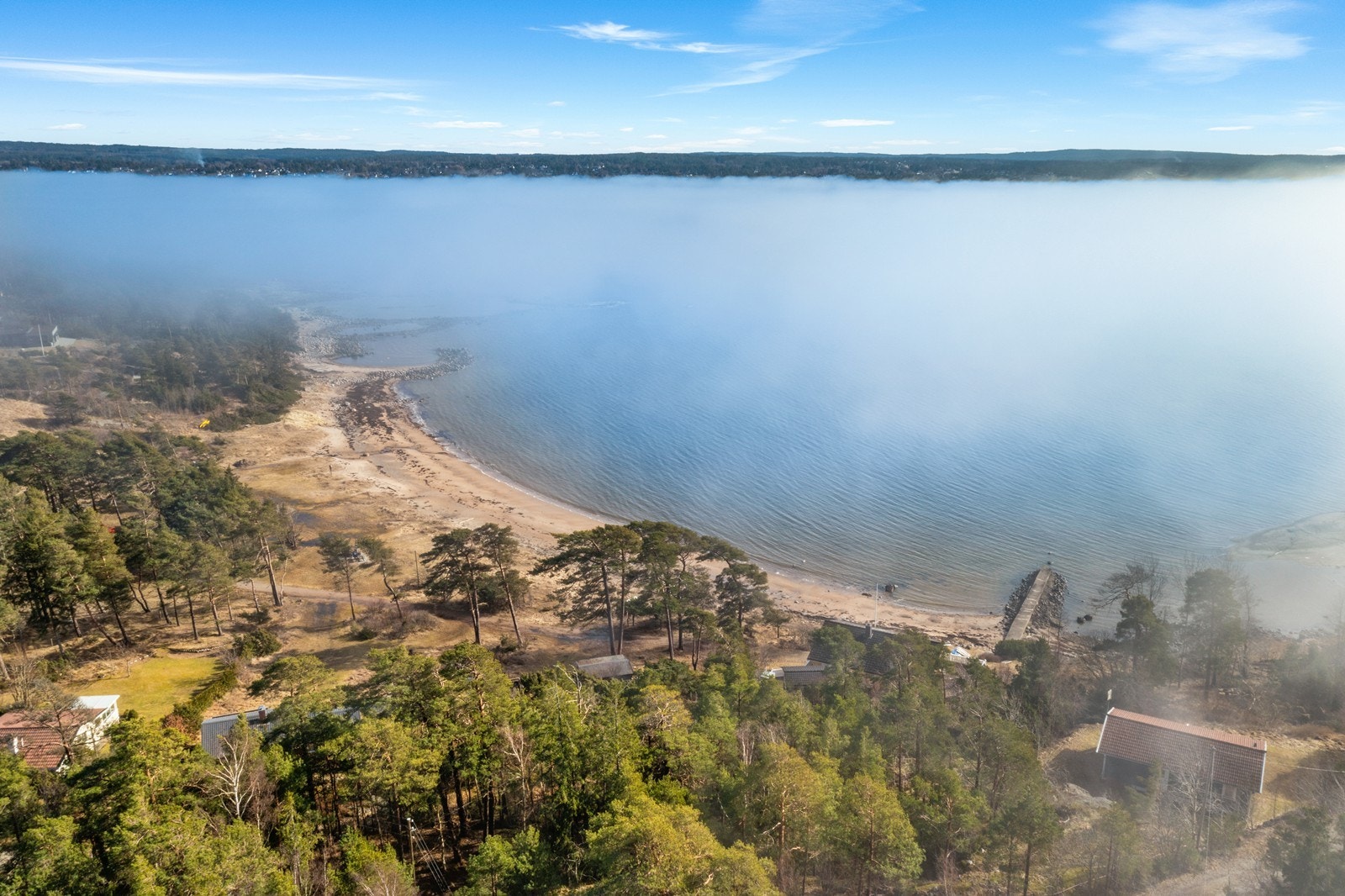 Storesand friområde og badeplass som ligger noen hundre meter fra tomten, er en lang og idyllisk sandstrand med badeflåte, toalett og lekeapparater Galleribilde
