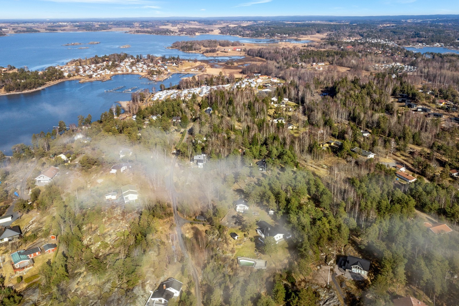Eiendommen er en del av et veletablert hytteområde ved kysten. Galleribilde
