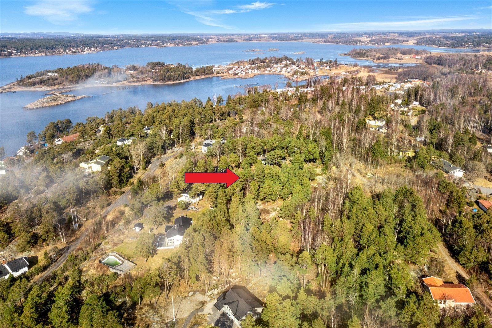 Tomten ligger i naturskjønne og sjønære omgivelser. Adkomsten er fra Oventangen. Galleribilde