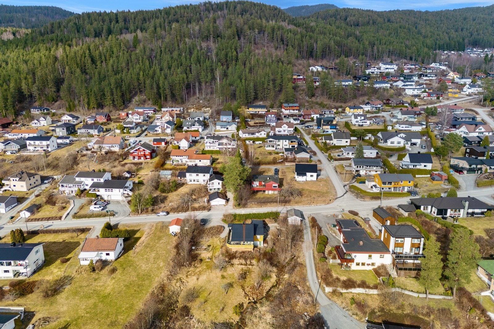 Gangavstand til bussholdeplass med gode forbindelser mot Drammen/Oslo/Kongsberg. Galleribilde