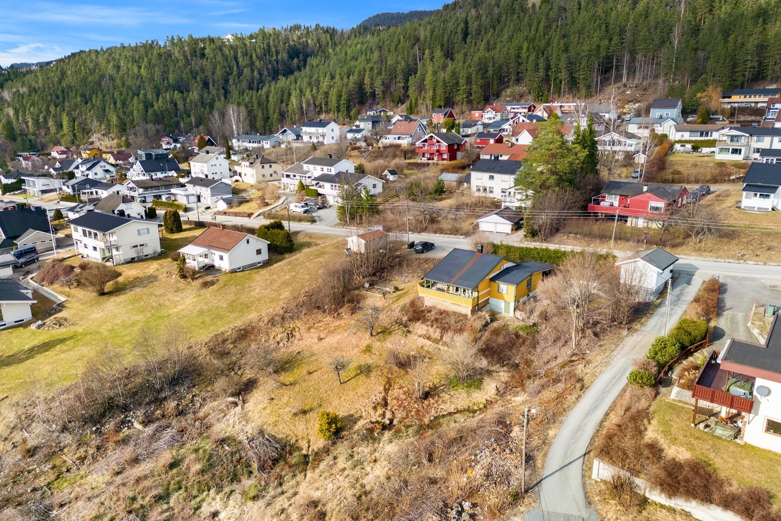 Tomten ligger i et rolig og veletablert boligområde i Prestebråtan i Krokstadelva. Galleribilde