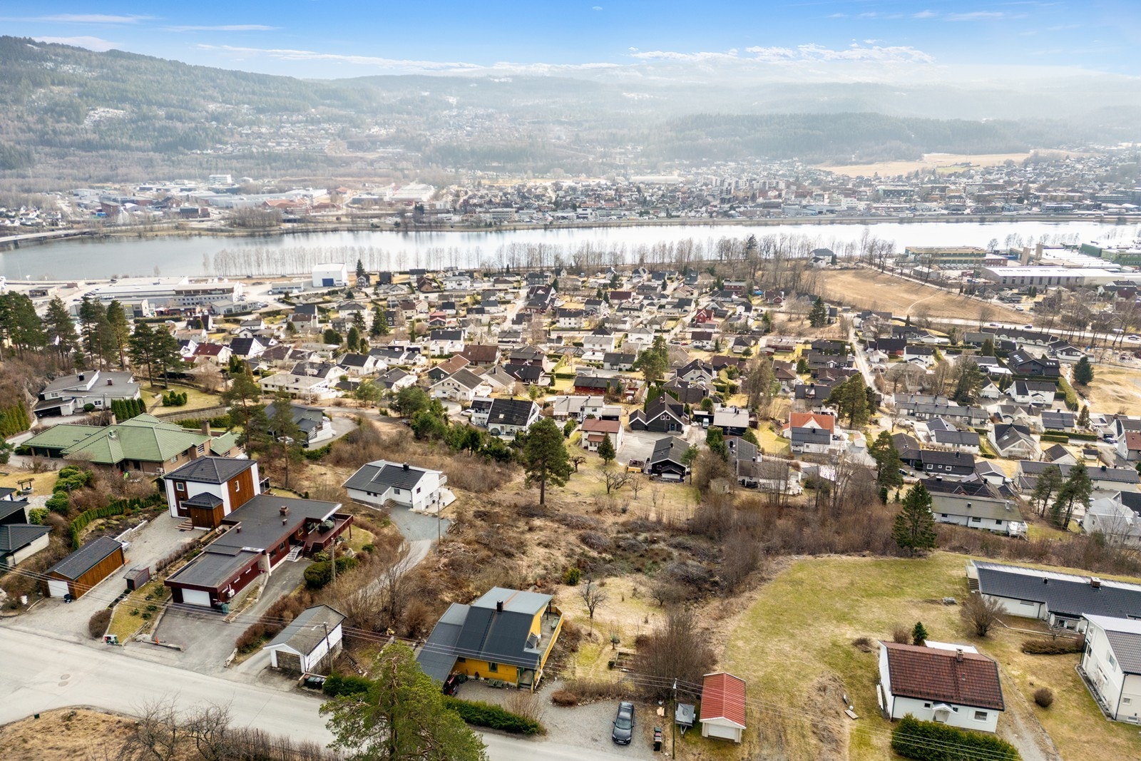 Kort kjøretur til Mjøndalen sentrum og jernbanestasjon. 12 min kjøring til Drammen sentrum med alle tilbud. Galleribilde