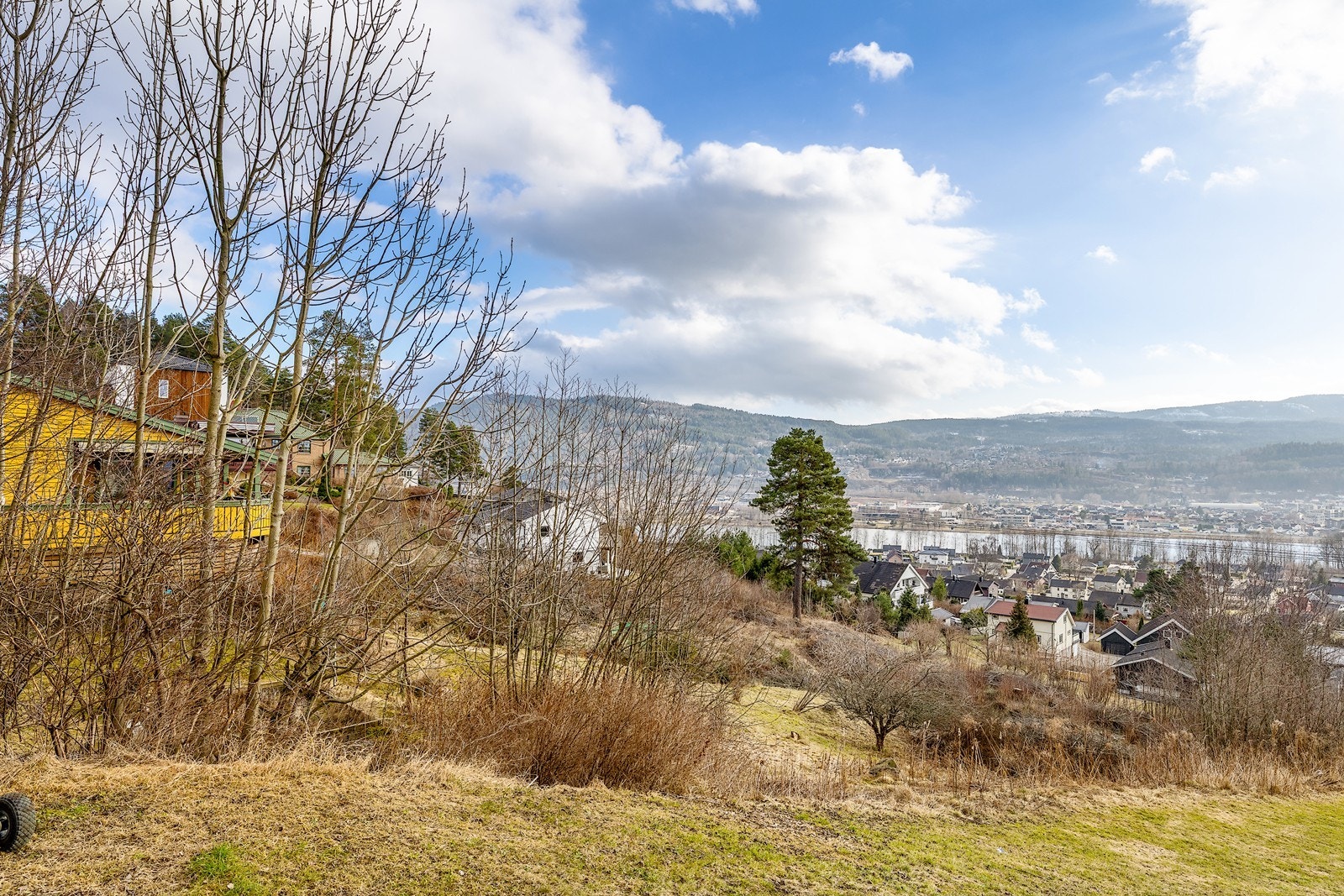 Gangavstand til de fleste tilbud som skoler, barnehager, svømmehall, offentlig kommunikasjon og Krokstad handelspark og Alti (Buskerud Storsenter). Galleribilde