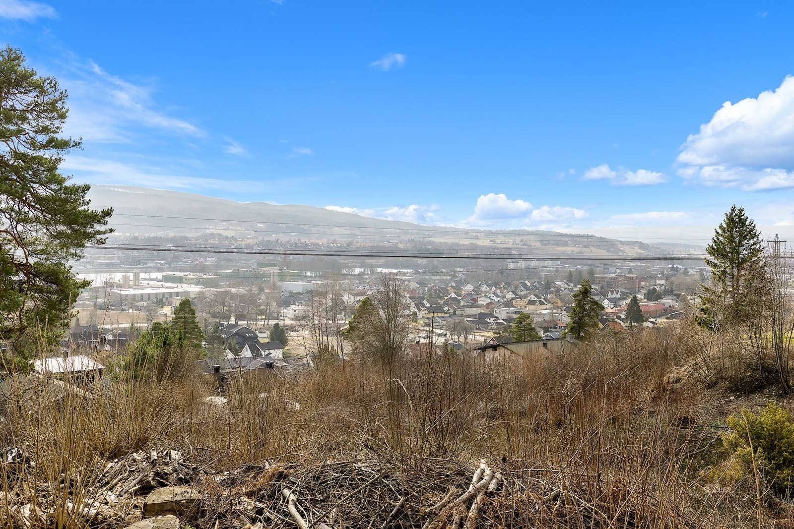 Tomtens beskaffenhet er ikke undersøkt nærmere, og det må tas forbehold om tilstand og type masser det består av. Galleribilde