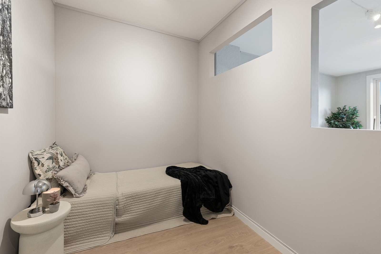 Alkoven har plass til enkeltseng og nødvendig møblement, og oppleves som en rolig og behagelig sone i boligen. Galleribilde