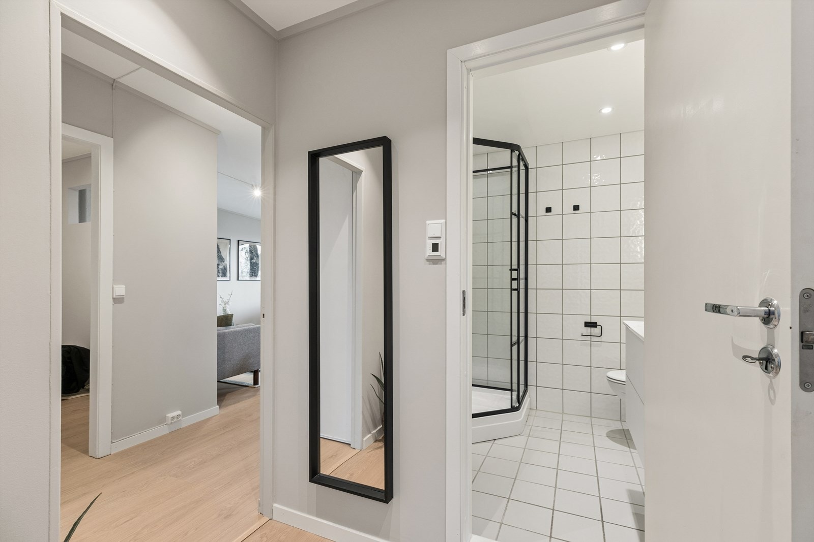 Entréen fungerer som et praktisk knutepunkt med enkel tilgang til leilighetens øvrige rom. Galleribilde