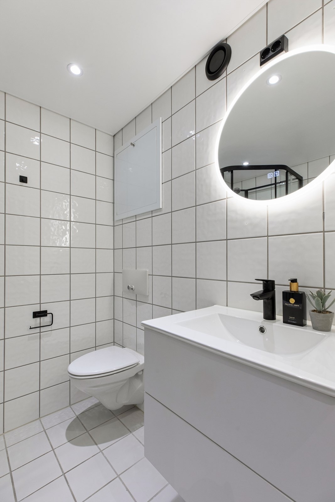 Badet ble oppgradert i 2026 med nytt servantskap, nedfelt servant, blandebatteri og speil med integrert belysning. Galleribilde