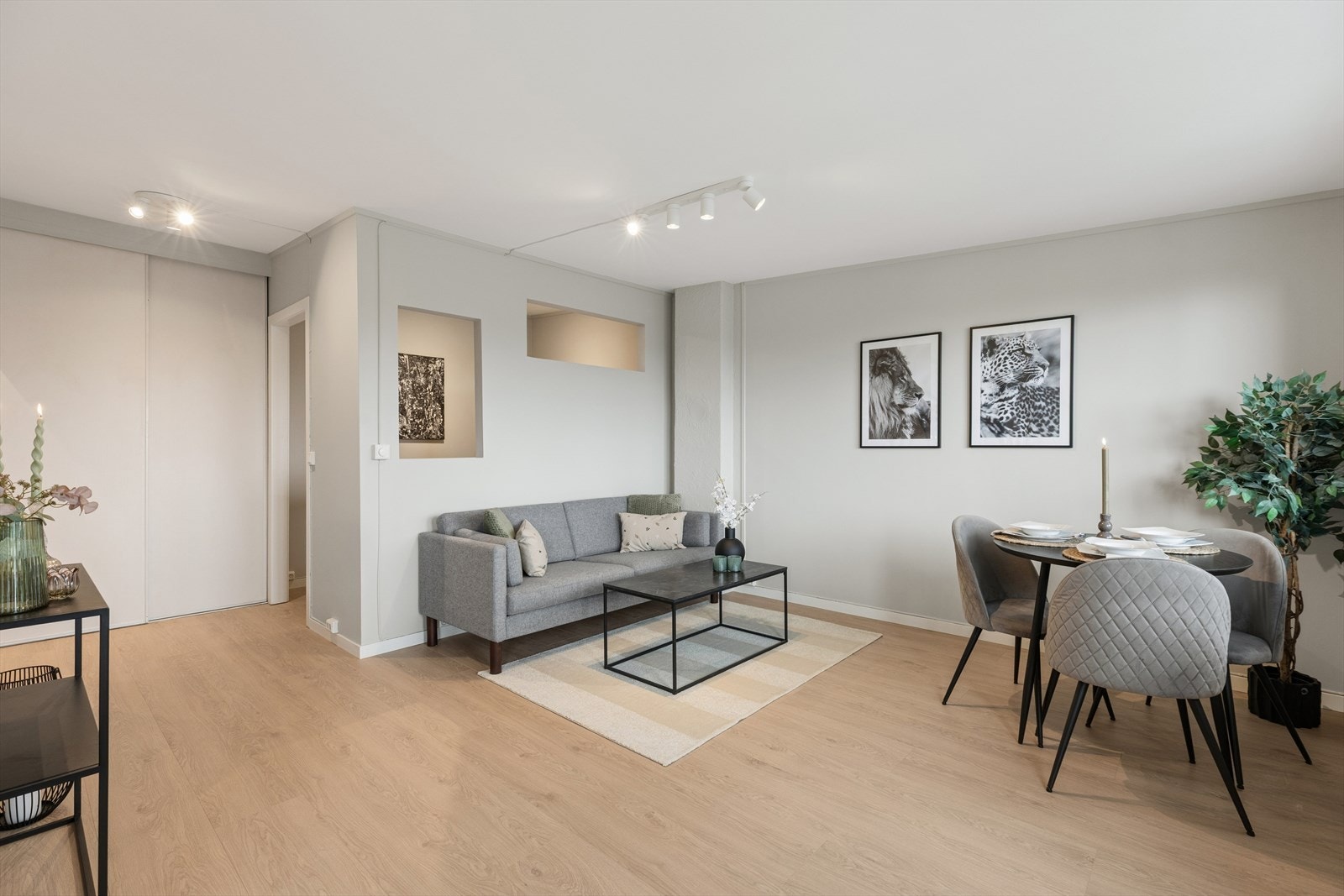 Stuen er av god størrelse og oppleves lys og luftig takket være de nymalte veggene og den gode takhøyden. Galleribilde