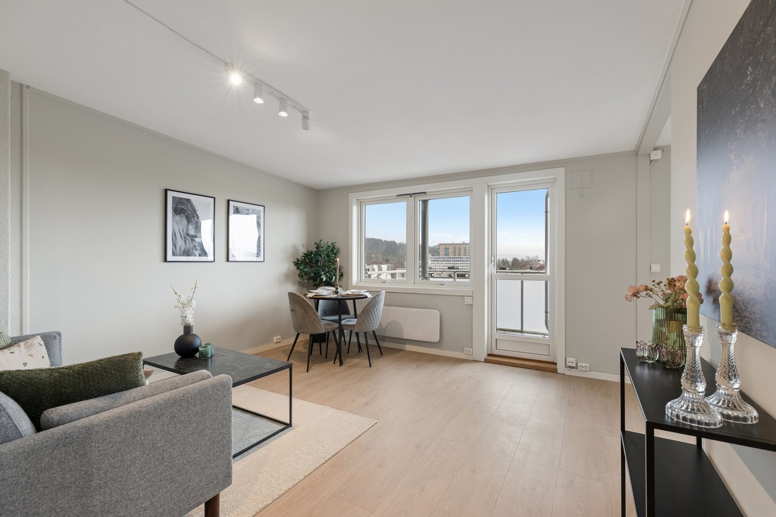 De store vindusflatene slipper inn rikelig med naturlig lys og gir oppholdsrommet en lett og behagelig atmosfære. Galleribilde