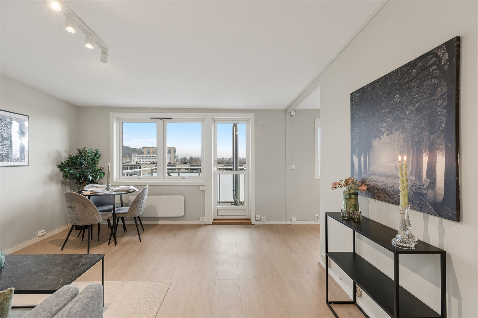 Fra stuen har du direkte tilgang til boligens solrike balkong. Galleribilde