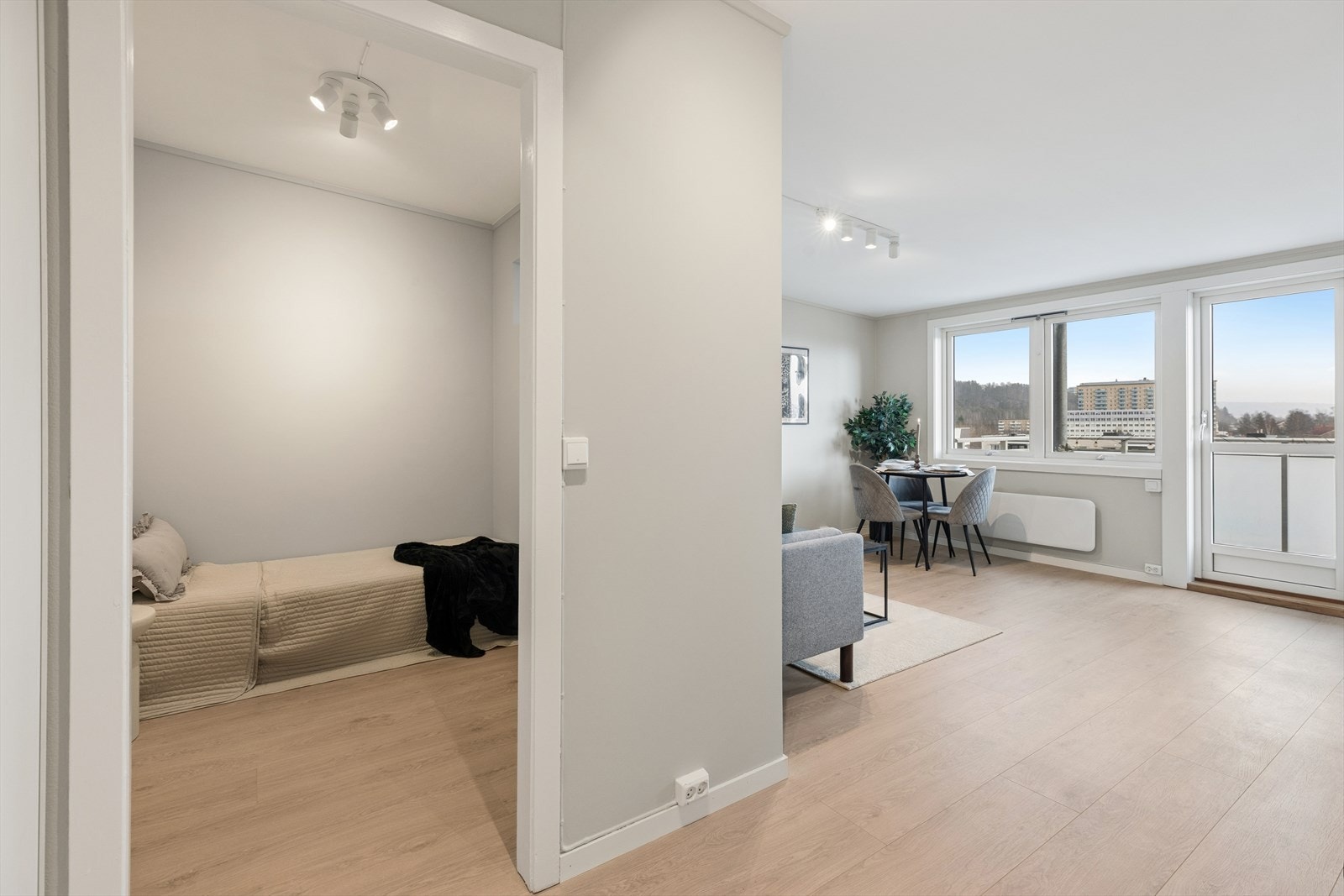 Leiligheten har en lys og innbydende alkove som danner et fint og avskjermet soveområde i tilknytning til stuen. Galleribilde