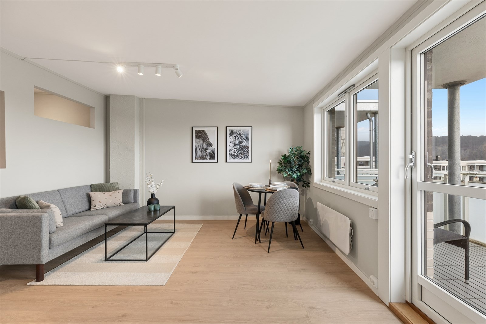 Rommet har en god utforming som gjør det enkelt å møblere med både en hyggelig sofagruppe og et naturlig spiseområde. Galleribilde