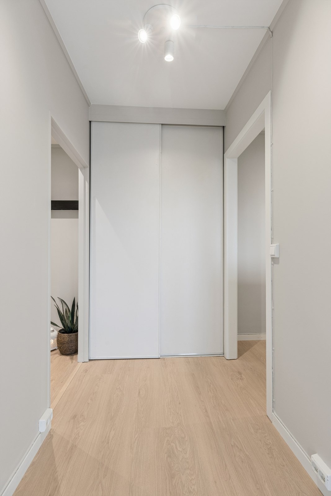 Praktisk garderobeskap mellom entré og alkove gir gode oppbevaringsmuligheter og bidrar til en ryddig hverdag. Galleribilde