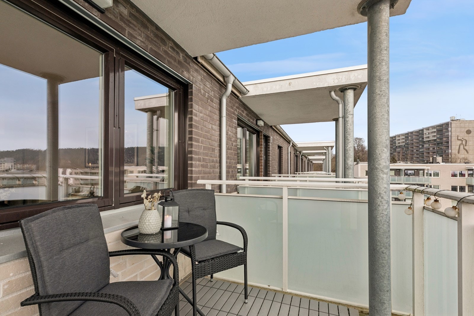 Her har du plass til en hyggelig sittegruppe hvor du kan nyte varme dager og hyggelige måltider. Galleribilde