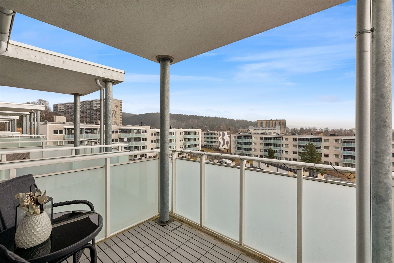 Balkongen er på 5kvm og fungerer som en naturlig forlengelse av oppholdsrommet. Galleribilde