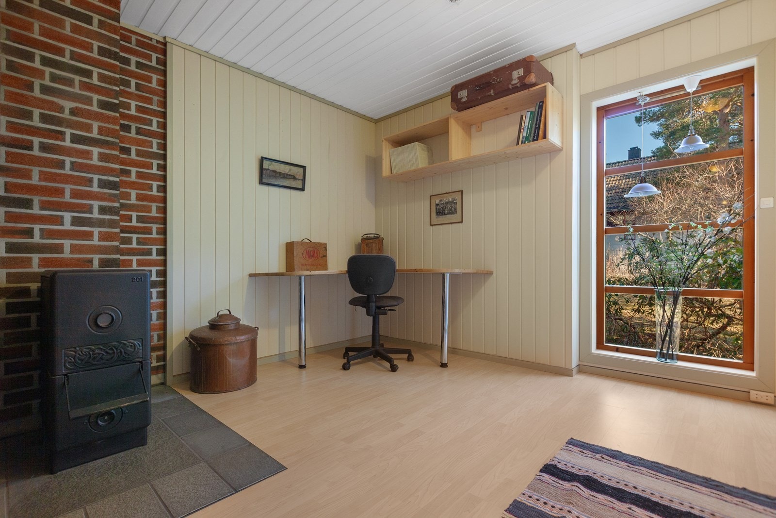 I kjelleretasjen er det 2 boder og et hobbyrom som kan benyttes til for eksempel et hjemmekontor. Her er det også en vedovn som sørger for effektiv oppvarming og hygge på vinterstid. Galleribilde