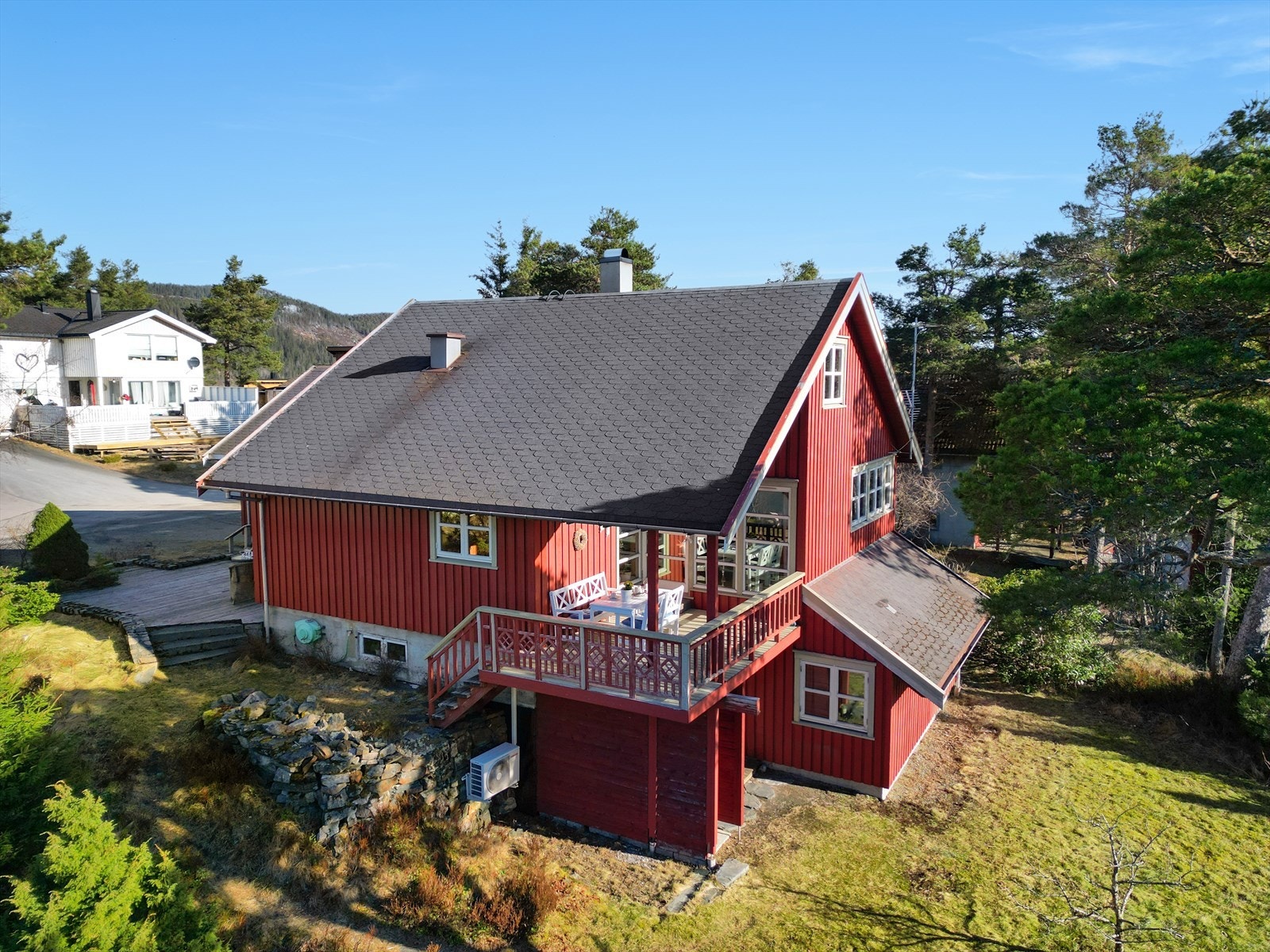 Huset ligger på en solrik tomt med sol fra morgen til kveld. Galleribilde