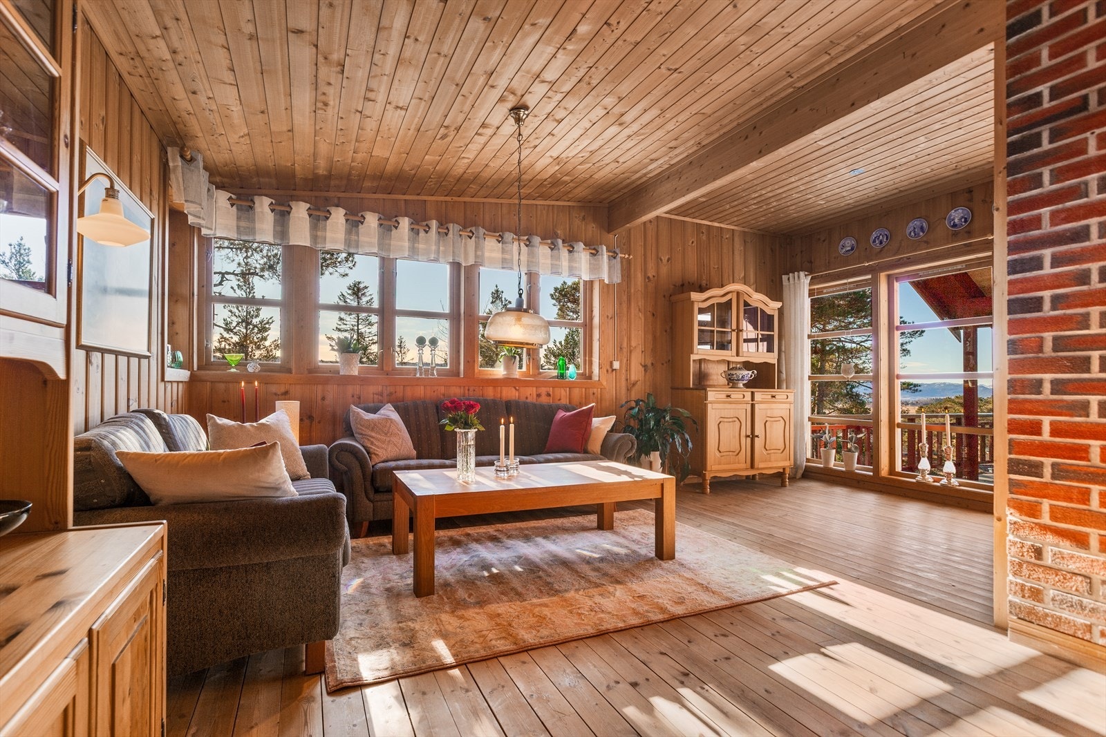 Boligen må sies være innholdsrik og har en god planløsning med en tøff finish! Galleribilde