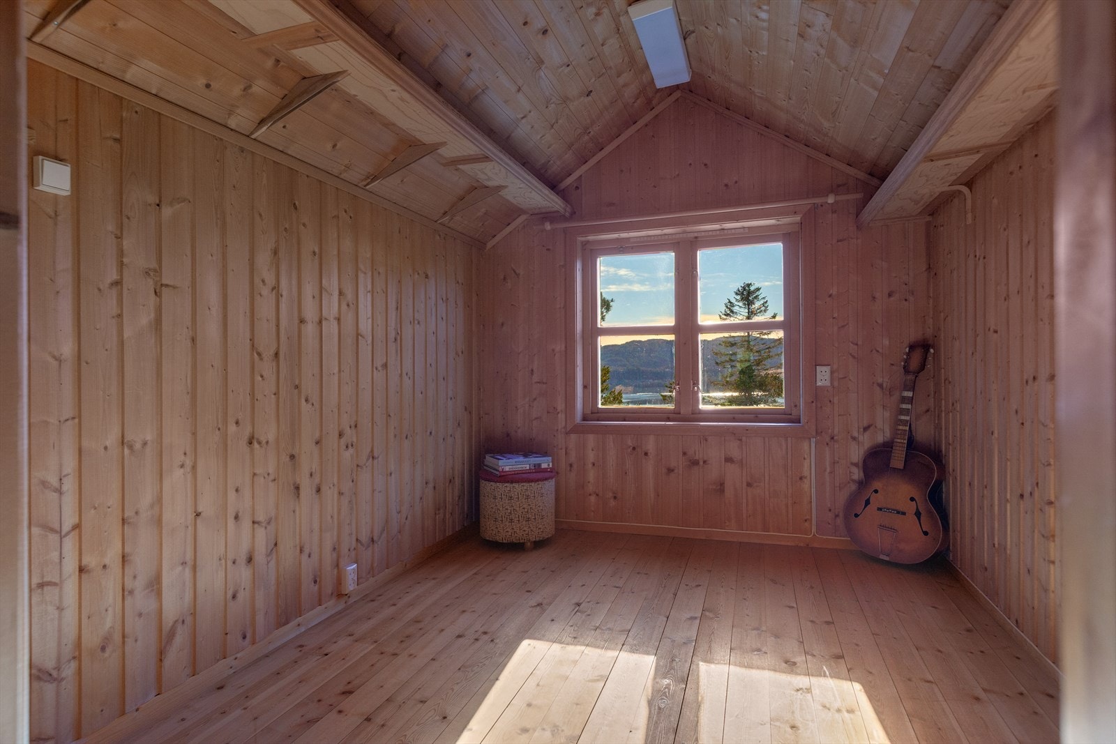 På loftsetasjen er det et loftsrom på 4,8 m², som man kan innrede med seng. Galleribilde