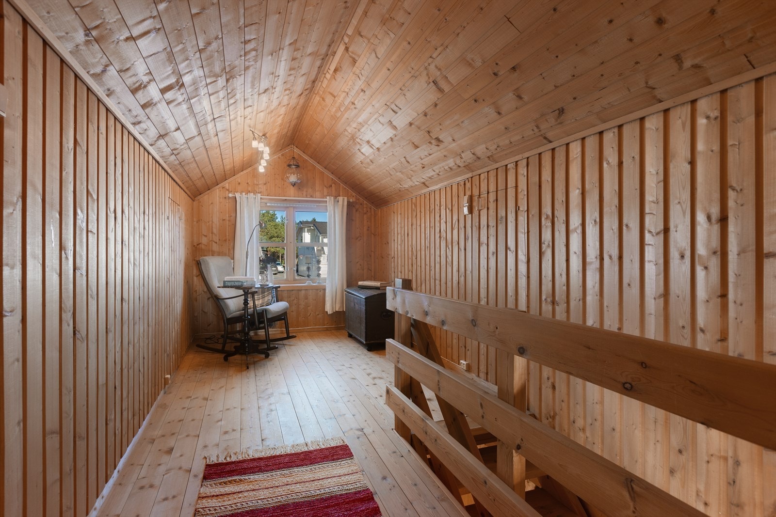 Fra stuen har man trapp opp, hvor man finner en praktisk loftsetasje med god plass til innredning etter ønske og behov. Galleribilde